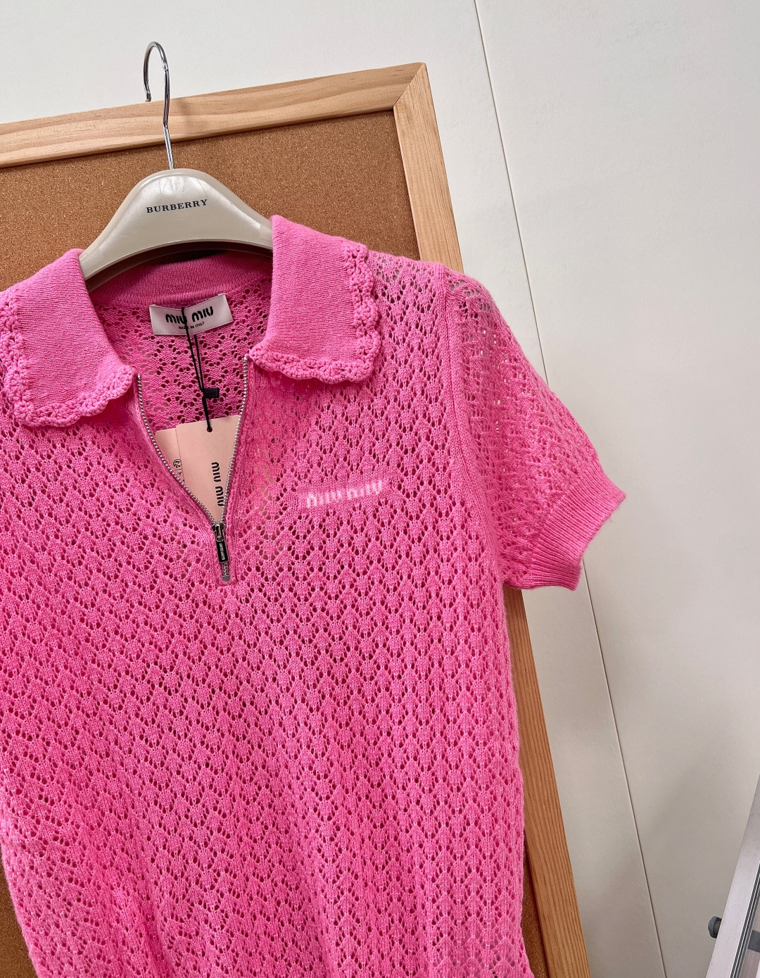 🆕Miu Miu2026春夏限定蜜桃粉镂空Polo短袖💖原版开版定制羊绒混纺针织料子，细腻软糯亲肤透气，