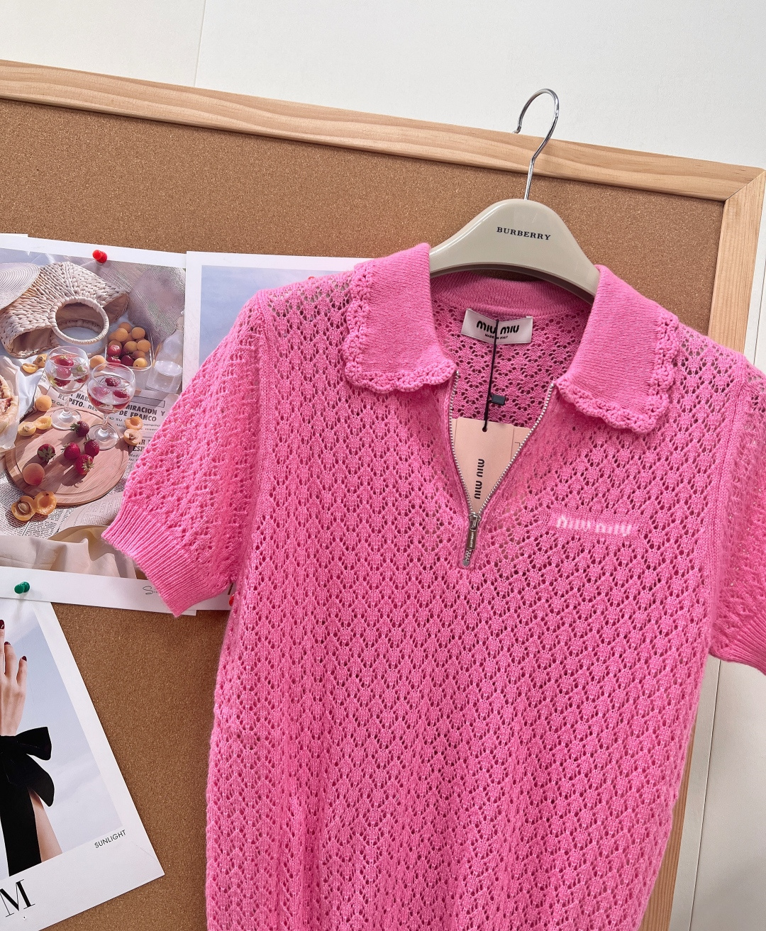 🆕Miu Miu2026春夏限定蜜桃粉镂空Polo短袖💖原版开版定制羊绒混纺针织料子，细腻软糯亲肤透气，