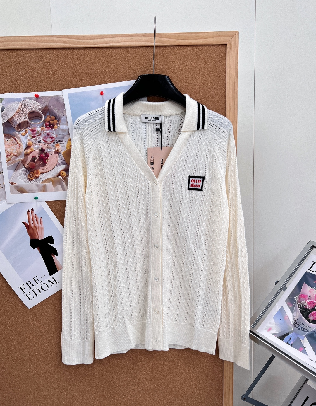 NO:910822,Miu Miu 2026 Spring and Summer Cable Cashmere Polo Cardigan has a college-like atmosphere and ceiling. It is a replica of the original custom-woven cashmere blended fabric. It is soft and skin-friendly and has a delicate and soft light. It is breathable and not sweaty when worn in spring and summer. It is suitable for layering in all seasons.  The lapel is matched with a contrasting design of black and white double stripes on the collar to weaken the sense of dullness. The neat V-shaped placket opens and closes with single breast buttons, modifying the neck line and optimizing the head-shoulder ratio. The whole body is made of three-dimensional twisted twist knitting texture, which has a full and exquisite texture. It bids farewell to the monotony of ordinary plain knitting, and the neat routing restores the brand's craftsmanship.  The chest is embroidered with a square contrasting color Miu lettering label. It is small, eye-catching, low-key and elegant. The original cut is neither tight nor loose. The shoulders are slightly dropped and the length is fitted. It hides the flesh and makes you look slimmer without being picky about your body shape. It can be easily controlled by small people and pear-shaped figures.  A perfect retro girly college style, you can choose it for daily commuting, campus wear, and dating outings with just one click. It goes well with pleated skirts, jeans, and suit skirts. It has a gentle and rich family atmosphere. It is practical for daily wear and has a sense of light luxury. Complete with three standards, great product!  Size sml code,,miumiu,skirts,jeans,business suit,19860909Miu Miu2026春夏绞花羊绒Polo开衫学院千金氛围感天花板,复刻原版定织羊绒混纺面料,上手软糯亲肤自带细腻柔光,春夏穿透气不闷汗,四季叠穿都适配. 翻领搭配领口黑白双条纹撞色设计,弱化沉闷感,利落V型门襟单排扣开合,修饰脖颈线条还优化头肩比例；全身立体绞花麻花编织肌理,肌理感饱满精致,告别普通平针针织的单调,走线工整还原品牌工艺质感. 胸口方形撞色Miu字母布标刺绣,小巧醒目低调显贵,正版版型剪裁不紧绷不宽松,微落肩+合身衣长,藏肉显瘦不挑身形,小个子、梨形身材都能轻松驾驭. 妥妥的复古少女学院风,日常通勤、校园穿搭、约会出游一键拿捏,搭配百褶裙、牛仔裤、西装半裙都很适配,温柔富家千金氛围感拉满,日常实穿又自带轻奢辨识度.三标齐全,大货出！ 尺码sml 编码,,miumiu,skirts,jeans,business suit,,Women's clothing