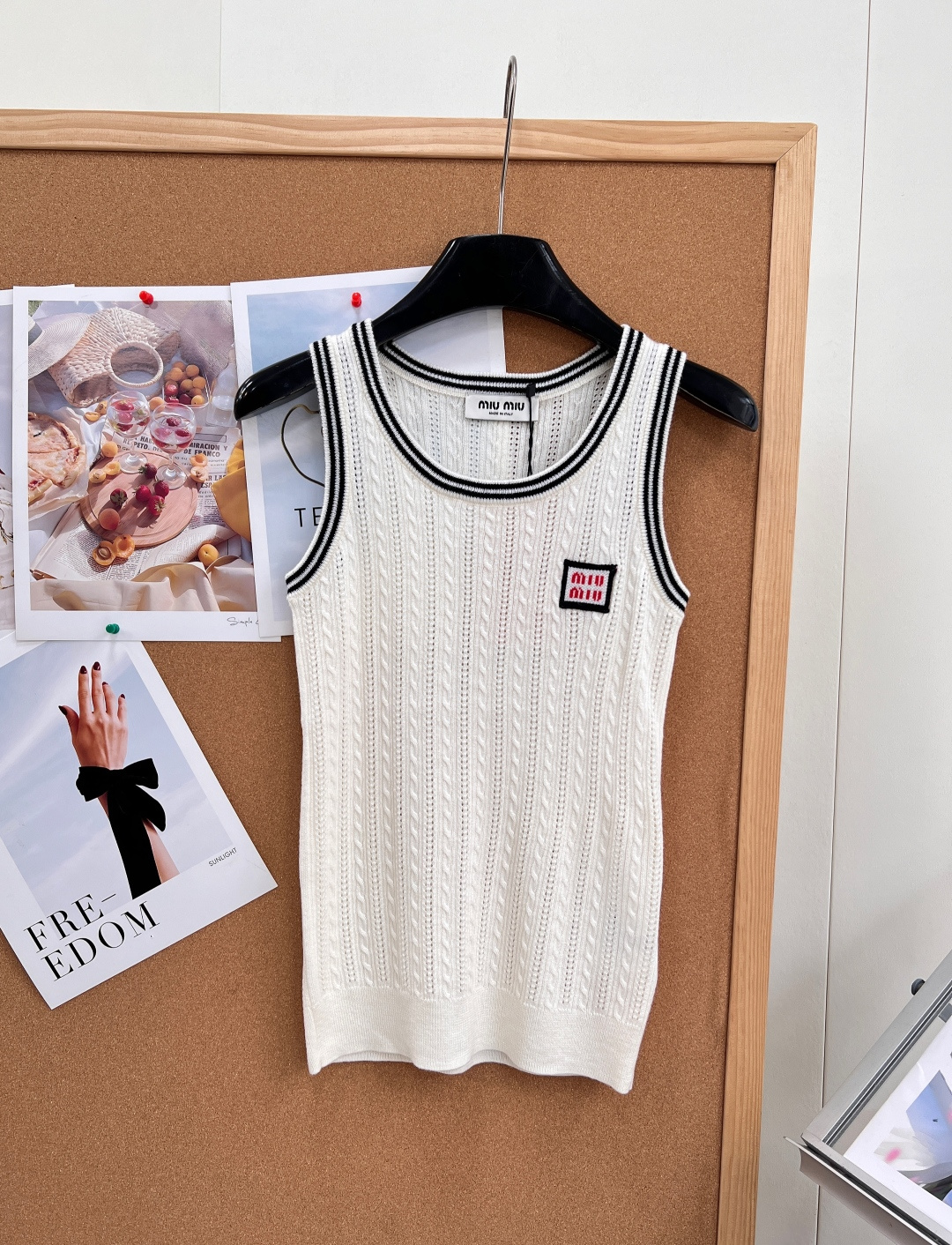 NO:910814,Miu Miu 2026 spring and summer cable knitted cashmere vest is made of original custom-spun cashmere blended yarn. It is soft and skin-friendly with a delicate and soft touch. The hollow cable weave is breathable and sweat-wicking. It is refreshing and not stuffy when worn alone in spring and summer, and does not feel bulky when layered in autumn and winter.  The classic U-shaped round neck with black and white contrasting striped edges exposes the collarbone just right, modifies the neck line, lengthens the shoulder and neck ratio, and brings a retro campus atmosphere; the vertical three-dimensional twist twist texture all over the body, the texture layer is full, the exquisite line routing replicates the counter craftsmanship, visually stretches the body lengthwise, and has a slimming effect.  The square red label embroidered logo on the chest is a low-key finishing touch, and the small logo hides the brand style, which is not exaggerated but fully recognizable; the high-elastic slim fit fits the body shape, the waist is shaped to outline the graceful curves, the fit is not tight, and the slim figure can be easily controlled. The neat and narrow shoulder strap design optimizes the shoulder shape, and is suitable for both slippery and wide shoulders.  Versatile and versatile inner/outer wear item, it is suitable for matching with knitted cardigans, pleated skirts, casual jeans, and suit trousers of the same series. It can be easily created for daily commuting, campus wear, and dating outings. It is a rich girl's college style. It is gentle, reduces age, and has a light and luxurious texture. It is a must-have item for all seasons. Complete with three standards, large quantities!  Size sml code,,miumiu,skirts,jeans,business suit,19860909Miu Miu2026春夏绞花羊绒针织背心 ,原版定纺羊绒混纺纱线打造,软糯亲肤自带细腻柔润触感,镂空绞花织法透气排汗,春夏单穿清爽不闷,秋冬叠穿内搭也毫无臃肿感. 经典U型大圆领搭配黑白撞色条纹包边,恰到好处露锁骨,修饰脖颈线条、拉长肩颈比例,自带复古校园氛围感；全身竖向立体麻花绞花纹理,肌理层次饱满,精致走线复刻专柜工艺,视觉上纵向拉伸身形,显瘦效果拉满. 胸口方形红标刺绣logo低调点睛,小巧标识暗藏品牌格调,不浮夸却辨识度十足；高弹修身剪裁贴合身形,收腰塑形勾勒曼妙曲线,贴合不紧绷,微肉身材也能轻松驾驭,利落窄肩带设计优化肩型,溜肩、宽肩都适配. 百搭万能内搭/外穿单品,搭配同系列针织开衫、百褶半裙、休闲牛仔裤、西装裤都适配,日常通勤、校园穿搭、约会出游轻松打造miumiu富家少女学院风,温柔减龄又兼具轻奢质感,四季穿搭刚需款.三标齐全,大货出！ 尺码sml 编码,,miumiu,skirts,jeans,business suit,,Women's clothing