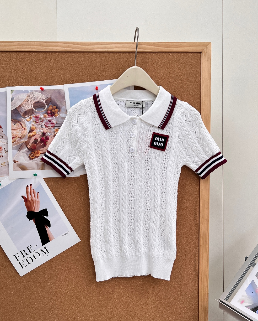 NO:910810,Miu Miu 2026 spring and summer color-blocked Polo knitted short sleeves, custom-woven hollow jacquard knitted fabric, delicate texture and breathable mesh structure, the upper body is refreshing and not sweaty in spring and summer, feels soft and skin-friendly, and is not easy to deform and pill after long-term wear.  The retro lapel is matched with burgundy + black and white contrasting stripes, and the half-breasted placket design just suits the neck line, easily optimizing the head-shoulder ratio; the cuffs are closed with contrasting stripes, echoing the unified design sense from top to bottom, giving a retro campus atmosphere. The overall body of the garment has a three-dimensional wavy jacquard texture, and the hollow weave is exquisitely layered, biding farewell to the monotony and dullness of ordinary knitting; the square contrasting letter patch logo on the chest is eye-catching and low-key, and directly enhances brand recognition.  Fitted with a slightly waisted fit and a wavy edge design at the hem, it fits the body shape without being tight. It is lengthened vertically to make the body look slimmer, and can be controlled by both small and slightly fleshy figures. The neat short-sleeved version is refreshing and refreshing when worn alone. It is suitable for skirts, jeans, and casual trousers. It is suitable for commuting, dating, and travel. It is a perfect model for a wealthy daughter to reduce her age. It has three standards and is sold in large quantities!  Size sml code,,miumiu,skirts,jeans,T-shirt,19860909Miu Miu2026春夏拼色Polo针织短袖,定织镂空提花针织面料,细腻肌理搭配透气网眼结构,春夏上身清爽不闷汗,触感软糯亲肤,久穿不易变形起球. 复古翻领搭配酒红+黑白撞色条纹包边,门襟半开排扣设计,恰到好处修饰脖颈线条,轻松优化头肩比例；袖口同步撞色条纹收口,上下呼应设计感统一,复古校园氛围扑面而来. 衣身整体立体波浪提花纹理,镂空织法层次精致,告别普通针织的单调呆板；胸口方形撞色字母贴布徽标,醒目又低调,品牌辨识度直接拉满. 微收腰合身剪裁,下摆波浪卷边设计,贴合身形不紧绷,纵向拉长身形视觉显瘦,小个子、微肉身形都能驾驭.利落短袖版型,单穿清爽元气,搭配半裙、牛仔裤、休闲西裤皆适配,通勤、约会、出游多场景适配,妥妥富家千金减龄穿搭范本,三标齐全,大货出！ 尺码sml 编码,,miumiu,skirts,jeans,T-shirt,,Women's clothing