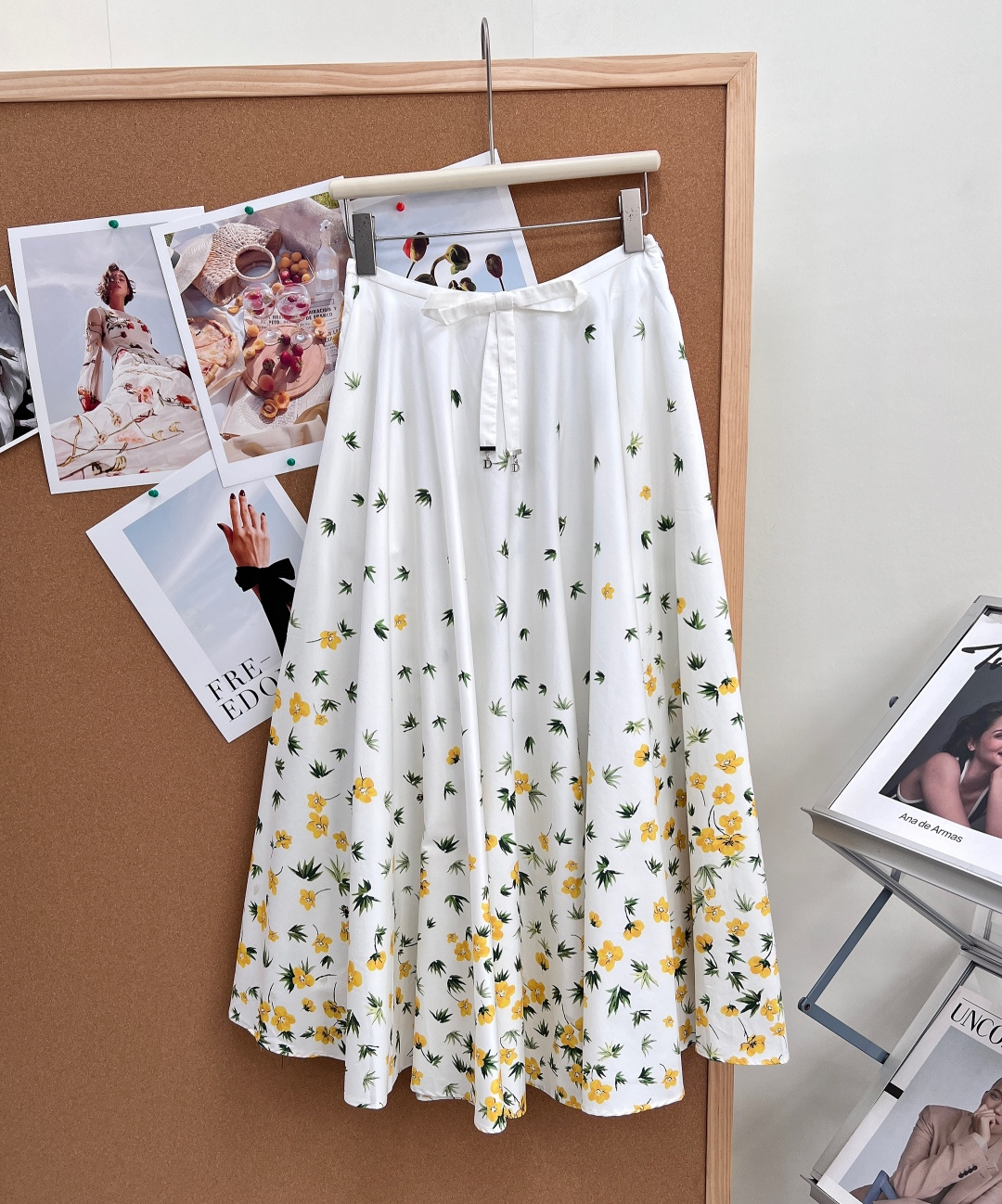 NO:910801,DIOR's new gradient daisy print skirt, it looks very spring and summer at first glance ~ It's very beautiful like being in a sea of ​​flowers. High-waisted A-line umbrella skirt ~ pure cotton texture. The waist is tied with a bow tie. The oversized material skirt makes it swaying when walking. It is also very photogenic. It is super easy to wear and a great choice for travel and vacation. Very bright and elegant, complete with three standards, great deal!  size sml code,,dior,skirts,19860909DIOR新款渐变雏菊印花半身裙 ,一眼就很春夏的花色～像在花海里特别美 高腰A字伞裙～纯棉质感 腰部做了蝴蝶结系带 超大用料的裙摆 走起来来摇曳生姿 拍照也非常出片 超级好穿搭 出行旅游度假超好选择啊 非常明媚优雅,三标齐全,大货出！ 尺码sml 编码,,dior,skirts,,Women's clothing