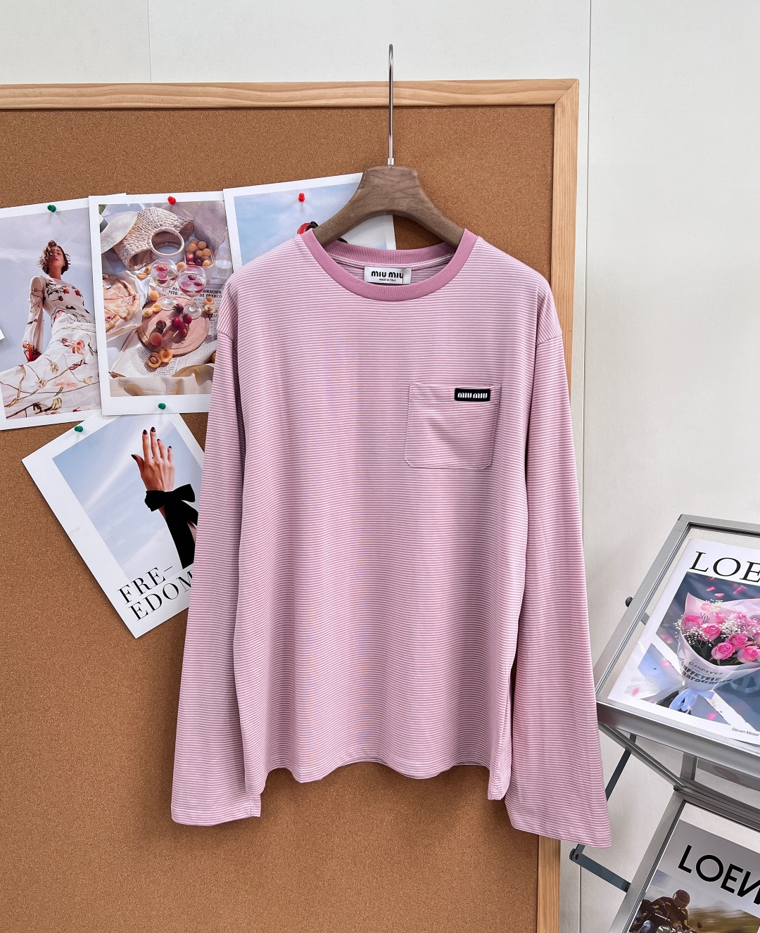 NO:911639,MIUMIU small chest pocket + black label logo pinstripe long-sleeved T-shirt. Miu is a soft and girly ceiling color scheme. Taro pink pinstripe long-sleeved with milk fufu filter. It combines soft and waxy romance with light luxury texture. Low saturation of taro pink contrasts with round neck hemming of the same color. It is gentle and shows the complexion, and yellow leather can also wear a good complexion. Fine vertical stripes texture, visually elongating the figure vertically.  Quietly slimming and concealing body fat, full sense of relaxation without picking up your figure. Three-dimensional small patch pocket on the chest + white brand cloth label on black background. Low-key embellishment for exquisite recognition, simple but hidden luxury details. One-click unlock for daily commuting, travel, and casual dating. The lazy and relaxed feeling of a gentle daughter can be found at your fingertips. Delicate pink and white thin horizontal stripe design is gentle but not childish, with a retro college temperament. Classic round neck + exclusive chest pocket with black label logo. The brand style is low-key and high-end.  Milk mist powder + white delicate horizontal stripes, comes with a soft focus filter. Gentle and low saturation color matching, yellow leather and white leather upper body are directly cool to white leather. Contrasting collar of the same color is soft and shows the complexion. Gentle and age-reducing, it looks very classy if you wear it casually for daily use. It looks good with jeans, pleated skirts and sports pants with your eyes closed. Effortless and delicate girly feeling. Low saturation pink tone is gentle and critical, classic and timeless MIU style, complete with three standards, great product!  Size sml code,,miumiu,skirts,jeans,tees,t-shirt,19860909MIUMIU 胸口小口袋+黑标logo细条纹长袖T恤 Miu系温柔少女感天花板配色 自带奶fufu滤镜的香芋粉细条纹长袖 把软糯浪漫与轻奢质感狠狠拿捏 低饱和香芋粉撞同色系圆领包边 温柔又显气色,黄皮也能穿出好气色 细密竖向条纹肌理,视觉纵向拉长身形 悄悄显瘦藏肉,松弛感满分不挑身材 胸口立体小贴袋+黑底白字品牌布标 低调点缀精致辨识度,简约却暗藏高奢细节 日常通勤、出游、休闲约会一键解锁 温柔千金的慵懒松弛感随手就来 细腻粉白细横条纹设计 温柔减龄不幼稚,自带复古学院气质 经典圆领+胸口专属口袋黑标logo 品牌格调低调彰显,高级感不张扬 奶雾粉+白色的细腻横细条纹,自带柔焦滤镜 温柔低饱和配色,黄皮、白皮上身直接冷白皮 同色系撞色领边,柔和又显气色 温柔又减龄,日常随便一套就很有气质 闭眼搭牛仔裤、百褶裙、运动裤都好看 轻松拿捏不费力的精致少女感 低饱和粉调温柔暴击,经典永不过时的miu风,三标齐全,大货出！ 尺码sml 编码,,miumiu,skirts,jeans,tees，t-shirt,,Women's clothing
