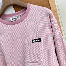 🆕MIUMIU 胸口小口袋+黑标logo细条纹长袖T恤Miu系温柔少女感天花板配色 自带奶fufu滤镜的 🆕MIUMIU 胸口小口袋+黑标logo细条纹长袖T恤Miu系温柔少女感天花板配色 自带奶fufu滤镜的