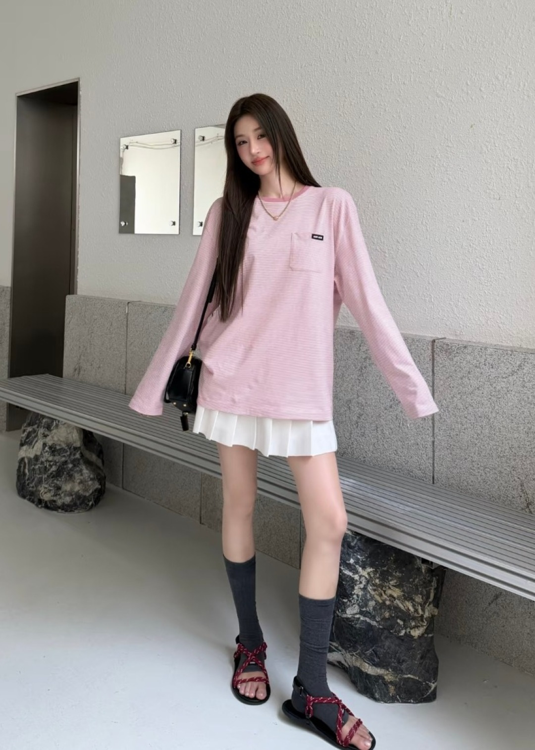 NO:911643,Who knows this Miu pink striped long sleeve!  Gentle enough to shine. Delicate pink and white stripes + loose shoulder design. Mini jacquard logo texture on the chest. Online. Comfortable and tender when going out every day. Extremely girly.,,miumiu,19860909谁懂这件Miu粉条纹长袖！ 温柔到发光 细腻粉白条纹+宽松落肩版型 胸口迷你提花logo质感在线 日常出门舒服又显嫩,少女感爆棚,,miumiu,,Women's clothing