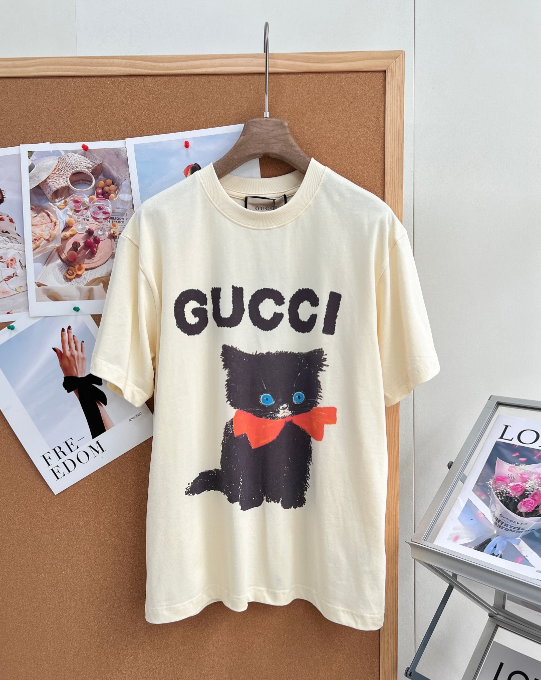 NO:911635,GUCCI cartoon cute cat printed short-sleeved T-shirt. Full of fun. Falling in love with 'cats' makes me crazy~ It really hits my heart at a glance. It's so cute. The milky white background is very refreshing and gentle for summer~ The imported Kangli direct-injection pattern cats are lifelike. Full of fun. Pure cotton 260g double yarn fabric. It feels soft, waxy and comfortable next to the body. The upper body is super beautiful, and the cuteness and high-end feel can be worn on your body!  !  Not only suitable for daily wear, but also easy to create a trendy look!  I am irresistible to the cartoon graffiti with bright colors and high saturation, which directly touch the soul. Paired with a pair of jeans or a pleated skirt, it is a perfect combination of sweetness and fashion!  The oversize version is the same for men and women!  Three standards are complete, large quantities are shipped~ Sizes, sml coding, gucci, versace, skirts, jeans, T-shirt, tees, t-shirt,19860909GUCCI 卡通可爱猫咪印花短袖T恤 趣味满满 爱上“猫咪” 疯狂心动～真的一眼就戳中我心巴 太可爱了 奶白色的底色很夏天清新又温柔～ 进口康力直喷图案猫咪栩栩如生 趣味满满 纯棉260g双纱面料 手感软糯贴身很舒服 上身超好看把可爱和高级感穿在身上！！ 不仅适合日常穿搭 还能轻松打造出潮流look！对色彩鲜艳饱和度高的卡通涂鸦毫无抵抗力,直击灵魂 配上一条牛仔裤或者百褶裙 简直就是甜美又时髦的完美组合！oversize版型 男女同款！三标齐全,大货出～ 尺码sml 编码,,gucci,versace,skirts,jeans,T-shirt,tees，t-shirt,,Women's clothing