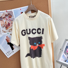🆕 GUCCI 卡通可爱猫咪印花短袖T恤趣味满满 爱上“猫咪”𝐓𝐞𝐞疯狂心动~真的一眼就戳中我心巴 太可 🆕 GUCCI 卡通可爱猫咪印花短袖T恤趣味满满 爱上“猫咪”𝐓𝐞𝐞疯狂心动~真的一眼就戳中我心巴 太可
