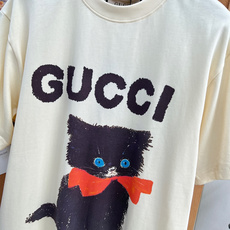 🆕 GUCCI 卡通可爱猫咪印花短袖T恤趣味满满 爱上“猫咪”𝐓𝐞𝐞疯狂心动~真的一眼就戳中我心巴 太可 🆕 GUCCI 卡通可爱猫咪印花短袖T恤趣味满满 爱上“猫咪”𝐓𝐞𝐞疯狂心动~真的一眼就戳中我心巴 太可