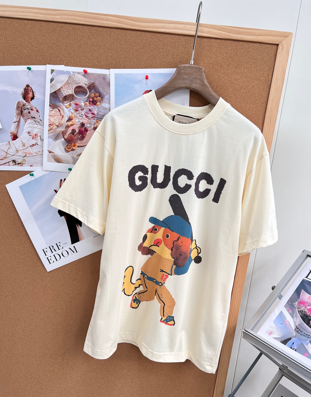 🆕GUCCI 动物系列棒球小狗短袖T恤这件短袖真的一眼就戳中我心巴 奶白色的底色，清新又温柔。可可爱爱，