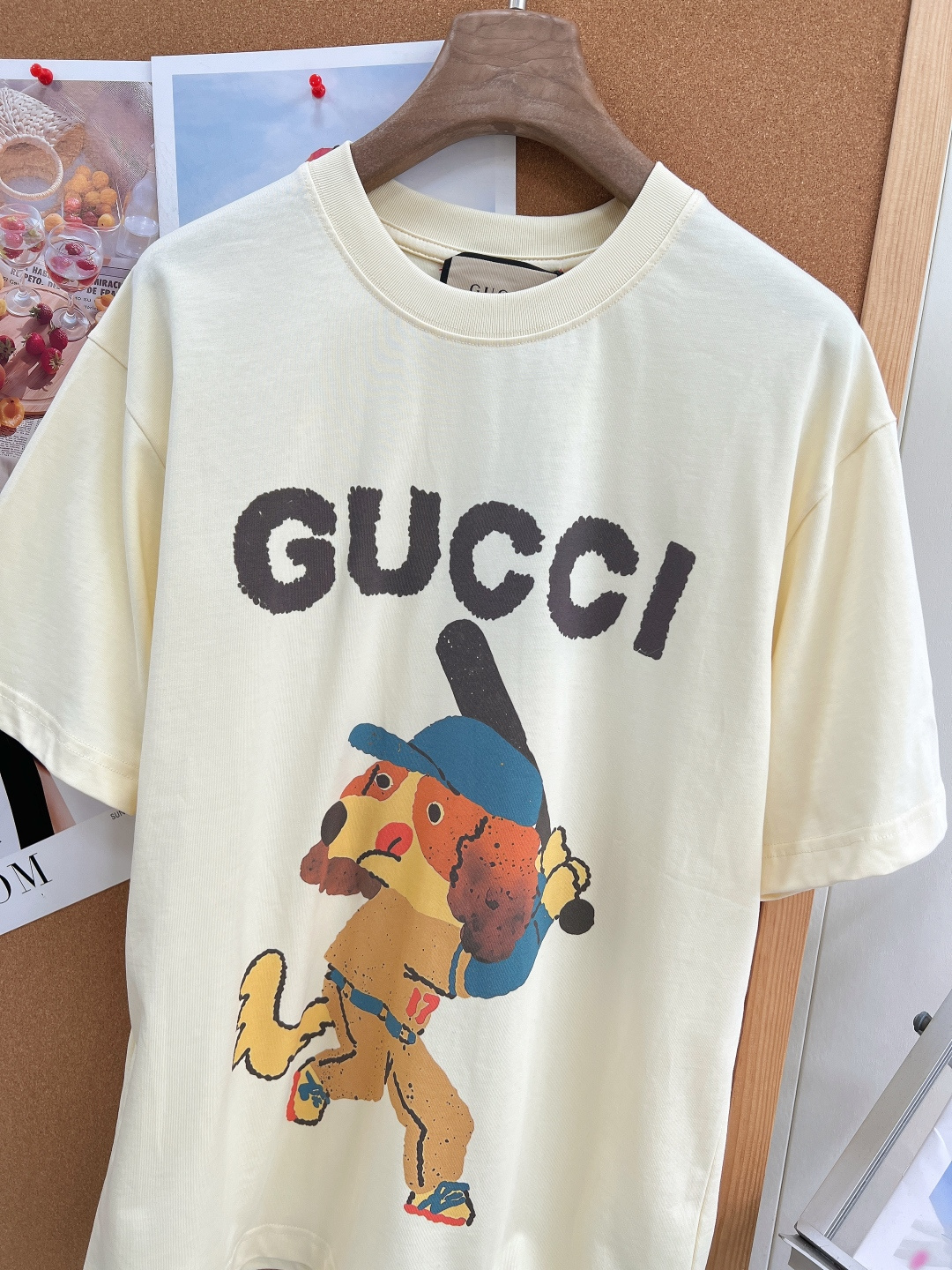 🆕GUCCI 动物系列棒球小狗短袖T恤这件短袖真的一眼就戳中我心巴 奶白色的底色，清新又温柔。可可爱爱，