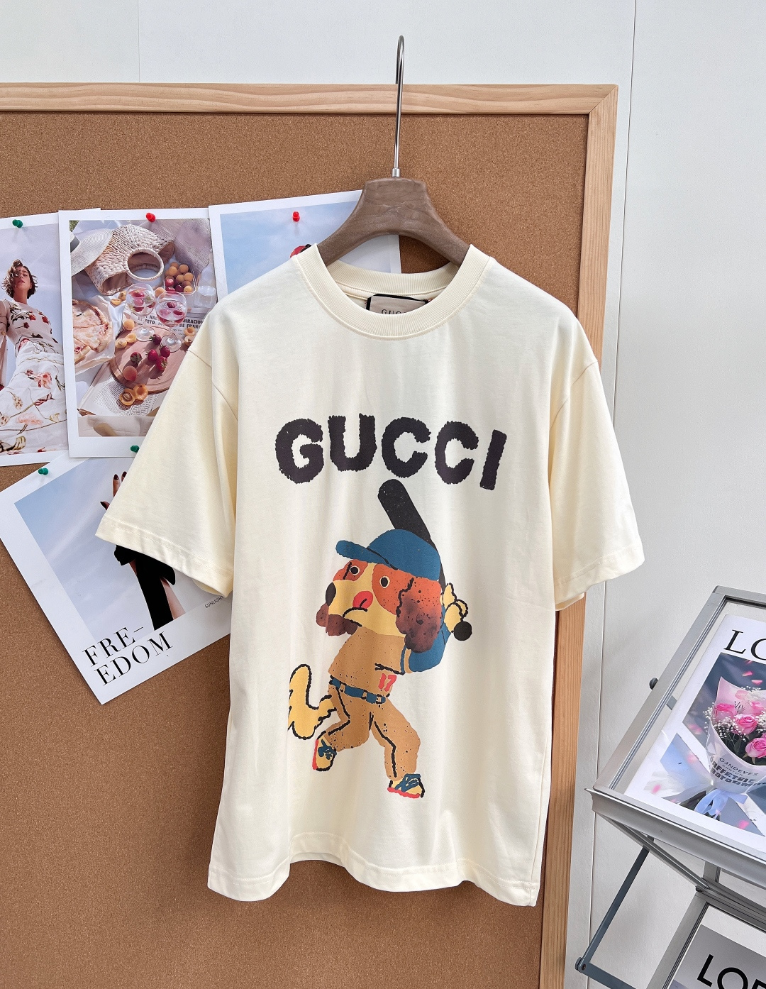 NO:911627,GUCCI Animal Series Baseball Puppy Short-Sleeved T-shirt. This short-sleeved shirt really hit my heart at first sight. It has a milky white background, fresh and gentle. It is cute and full of childlike fun, as if you are wearing a fairy tale world~~ Wear childlike fun and high-end sense on your body, it is great for daily outings or layering. It is made of heavyweight pure cotton fabric, which is skin-friendly, breathable and has a sense of drape.  The hand-painted puppy print is vivid and three-dimensional, with a classic round neck and loose shoulder design. It is easy to carry and have a light and luxurious casual feel regardless of your body shape. It is a fashionable item that will never go out of style in the wardrobe. The milky white background is gentle and white, and the cartoon puppy is full of energy when swinging the bat. The loose oversize version perfectly blends street style and light luxury. It is a must-have eye-catching item for fashion people, and can be easily held in various occasions. It is low-key and refined, and is an ideal choice for daily commuting and leisure. It has three standards and is available in large quantities!  Size sml code,,gucci,versace,T-shirt,tees,t-shirt,19860909GUCCI 动物系列棒球小狗短袖T恤 这件短袖真的一眼就戳中我心巴 奶白色的底色,清新又温柔. 可可爱爱,童趣感满满,仿佛把童话世界穿在了身上~～ 把童趣与高级感穿在身上,日常出街或叠穿都很出彩 甄选重磅纯棉面料,亲肤透气自带垂坠感 手绘风小狗印花生动立体,经典圆领+宽松落肩设计,不挑身材轻松拿捏轻奢休闲感 是衣橱里永不过时的时髦单品 奶白底色温柔又显白,卡通小狗挥棒瞬间活力拉满 宽松Oversize版型,街头感与轻奢感完美融合 潮人必备的吸睛单品,轻松hold住各种场合 低调中透着精致,是日常通勤与休闲的理想选择,三标齐全,大货出！ 尺码sml 编码,,gucci,versace,T-shirt,tees，t-shirt,,Women's clothing