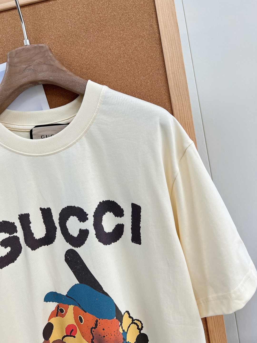 🆕GUCCI 动物系列棒球小狗短袖T恤这件短袖真的一眼就戳中我心巴 奶白色的底色，清新又温柔。可可爱爱，