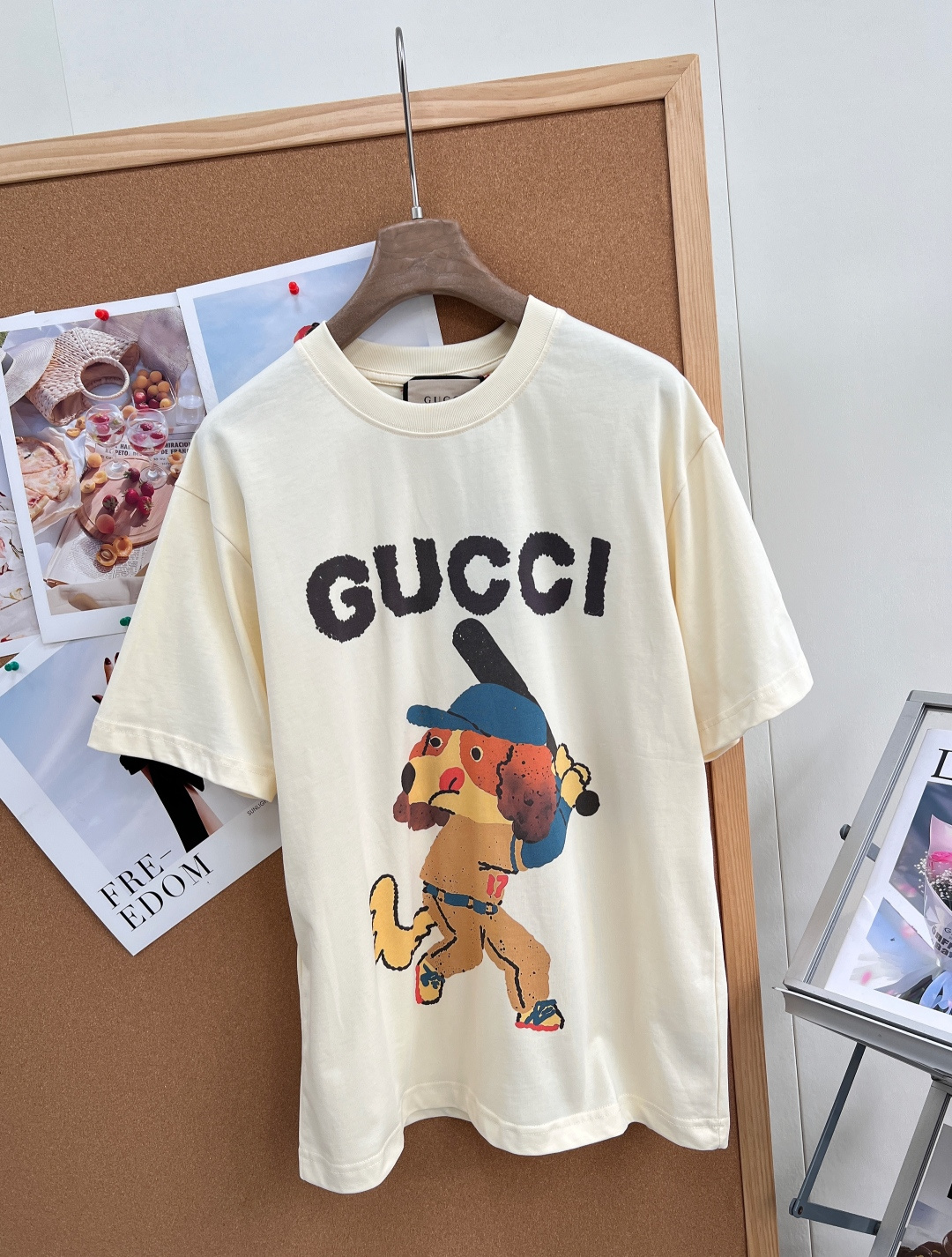 🆕GUCCI 动物系列棒球小狗短袖T恤这件短袖真的一眼就戳中我心巴 奶白色的底色，清新又温柔。可可爱爱，