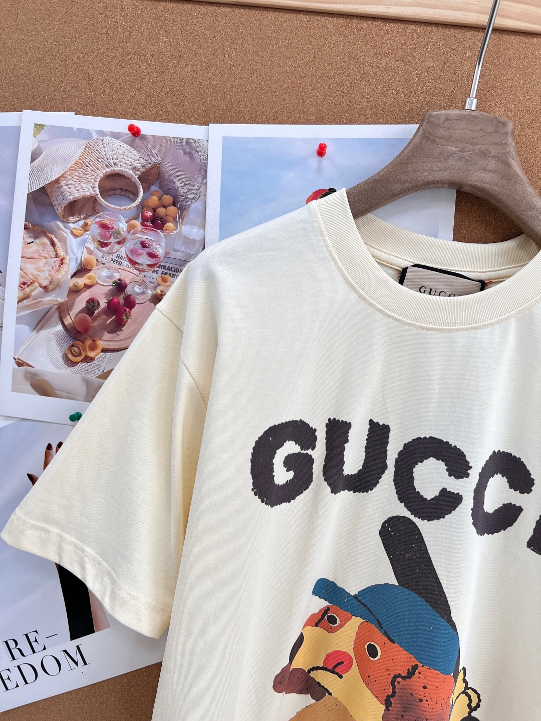 🆕GUCCI 动物系列棒球小狗短袖T恤这件短袖真的一眼就戳中我心巴 奶白色的底色，清新又温柔。可可爱爱，