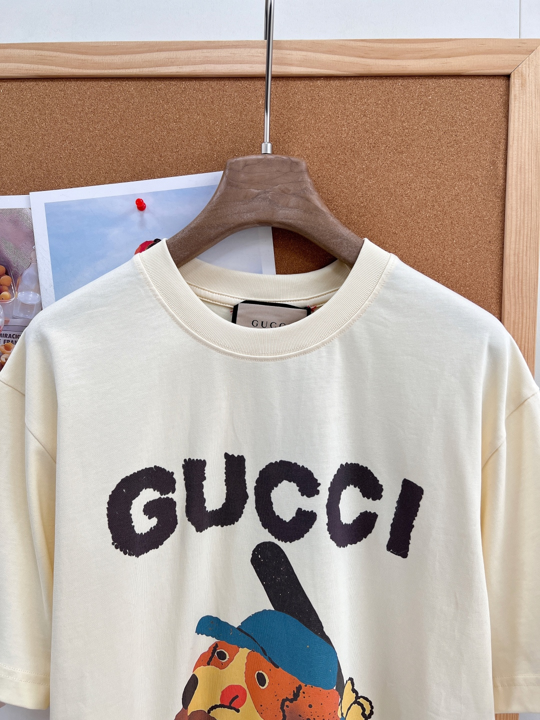 🆕GUCCI 动物系列棒球小狗短袖T恤这件短袖真的一眼就戳中我心巴 奶白色的底色，清新又温柔。可可爱爱，
