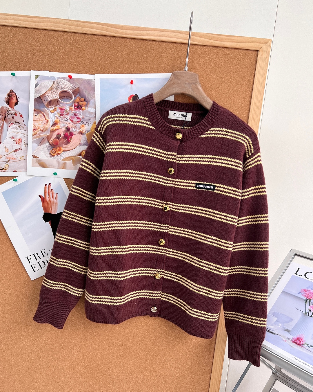 🆕MIU MIU26SS新款复古美拉德本命针织开衫，酒红+奶黄复古撞色条纹，自带90年代千金氛围感金属金