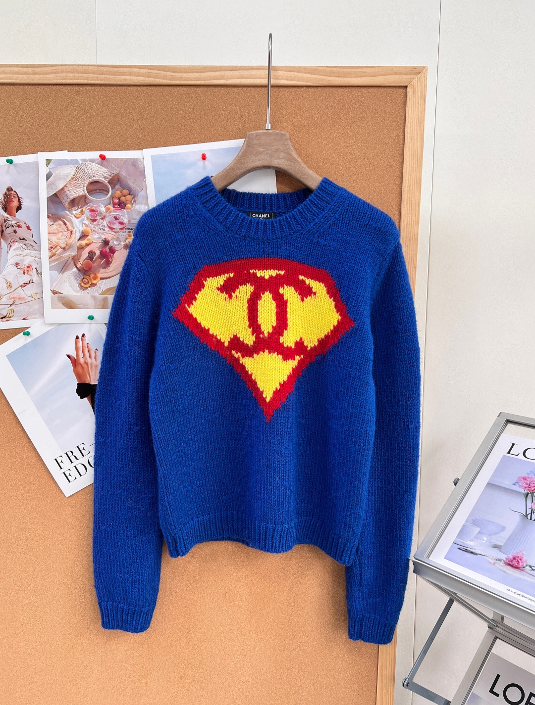 NO:911608,Chanel26A Superman series Jennie's same sweater, Coco girl's natural childlike knitted fabric is launched. Iconic Superman shield contrasting jacquard, embedded with classic double C logo, the sweet and cool collision is super memorable. Selected coarsely woven cashmere blended yarn, with its own three-dimensional texture, soft and thick, full of warmth in autumn and winter. Two colors are available, pure milk white/white Klein blue, two styles can be switched at will.  The round neck, loose and short cut, raises the waistline, hides the flesh and makes you look slimmer, without compromising your height and figure. It has a retro college girl atmosphere, which is suitable for daily commuting, dating and outings. It is playful and age-reducing without being exaggerated. The high-end original single replica craftsmanship, the jacquard lines are neat and dense, the details are in line with the standard counters, the texture is noble at a glance, three standards are complete, and two colors are outstanding!  size sml code,,chanel,sweaters,19860909Chanel26A超人系列 Jennie同款毛衣,Coco女孩本命童趣针织重磅上线 标志性超人盾牌撞色提花,内嵌经典双C标识,甜酷碰撞超有记忆点 甄选粗织羊绒混纺纱线,自带立体肌理感,软糯厚实,秋冬保暖力拉满 双色可选纯净奶白/显白克莱因蓝,两种风格随心切换 圆领宽松短款剪裁,拉高腰线、藏肉显瘦,不挑身高身形 复古学院少女氛围拉满,日常通勤、约会出游都好搭,俏皮减龄不浮夸 高端原单复刻工艺,提花走线工整密实,细节对标专柜,质感一眼显贵,三标齐全,两色出！ 尺码sml 编码,,chanel,sweaters,,Women's clothing