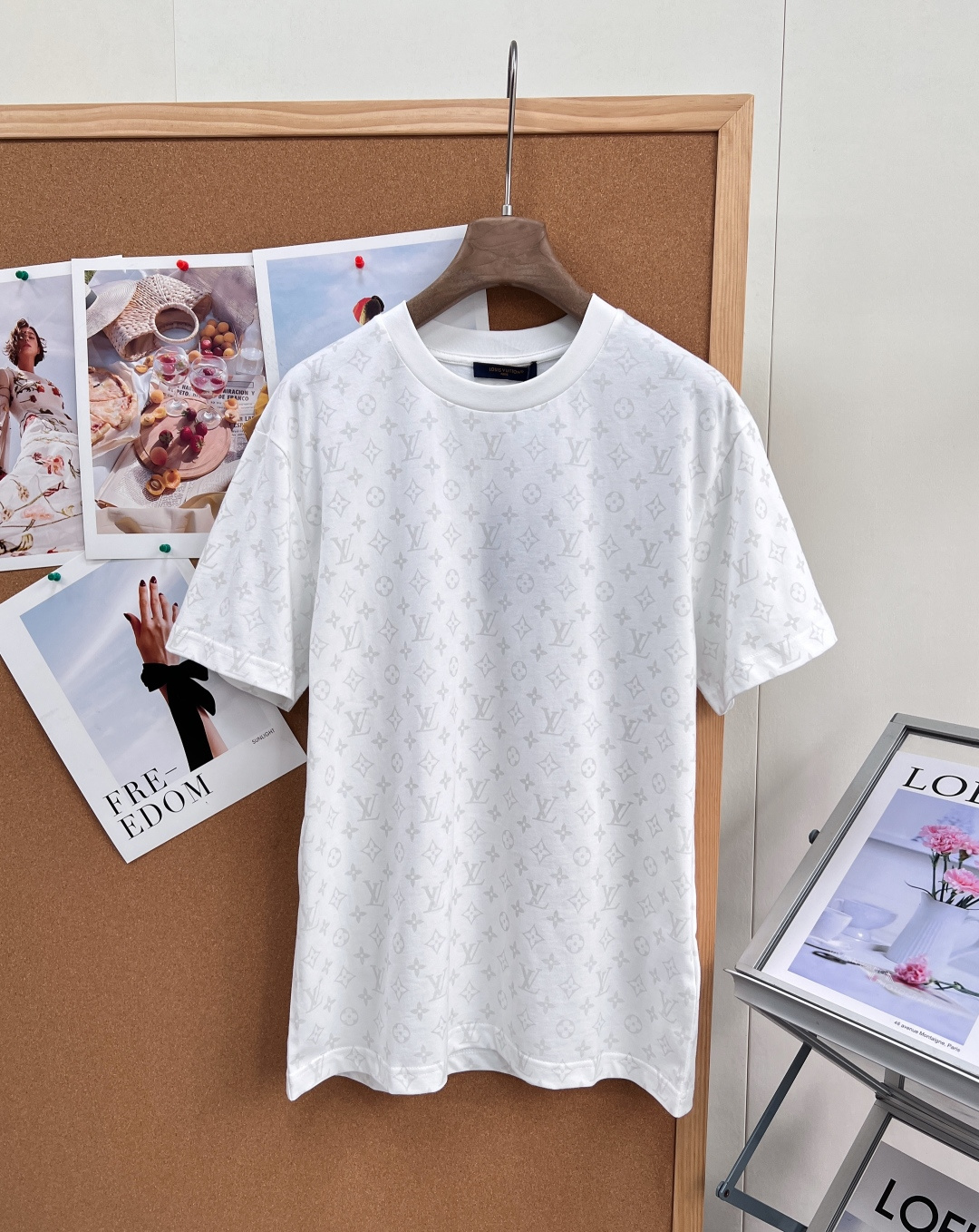 NO:911692,LOUIS VUITTON26 Autumn and Winter Firefly Phosphorescent Presbyopia T-shirt, a limited-edition light and shadow themed item for autumn and winter shows, short-sleeved with a low-key atmosphere exclusive to players. Minimalist matte white during the day, all-over light gray with Monogram presbyopia, clean, high-end and unobtrusive; when exposed to ultraviolet light in the dark, it automatically releases a lustrous shimmer, classic all-over printed presbyopia slowly emerges, and firefly phosphorescent technology makes it more recognizable. Selected 230g  15S compactly spun pure cotton plain weave, the fabric is fine and without excess hairiness, has a soft matte texture, is anti-pilling, durable and does not deform; the neckline is 340g thickened 1×1 rib, which will not loosen after long washing, and fits the neck more comfortably. The whole dress is strictly tailored with matching patterns, and the printed patterns on the body, sleeves and side seams are seamlessly connected, and the neat wiring restores the ingenious craftsmanship of the counter.  Loose standard tailoring, the same style for men and women regardless of body shape, suitable for commuting, street, and casual wear. It is low-key and elegant during the day, and has its own eye-catching highlights at night, which directly fills the atmosphere. Complete with three standards, large quantities of goods!  Sizexssml coding,,louis vuitton,T-shirt,tees,t-shirt,19860909LOUIS VUITTON26秋冬萤火虫磷光老花T恤,秋冬秀场限定光影主题单品,低调玩家专属氛围感短袖 日间极简雾面白,通体浅灰同调Monogram老花,干净高级不张扬； 暗处遇紫外光自动释放莹润微光,经典满印老花缓缓浮现,萤火虫磷光工艺辨识度拉满. 精选230g 15S紧密纺纯棉平纹,面料细腻无多余毛羽,自带柔雾哑光质感,抗起球耐穿不变形； 领口340g加厚1×1罗纹,久洗不松垮,贴合脖颈更舒适. 全衣严格对位对花裁制,衣身、袖子、侧缝印花纹路无缝衔接,走线工整还原专柜匠心工艺. 宽松标准剪裁,男女同款不挑身材,通勤、街头、休闲穿搭全能适配,白天低调显贵,夜晚自带吸睛亮点,氛围感直接拉满.三标齐全,大货出！ 尺码xssml 编码,,louis vuitton,T-shirt,tees，t-shirt,,Women's clothing