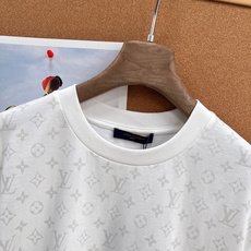 🆕LOUIS VUITTON26秋冬萤火虫磷光老花T恤,秋冬秀场限定光影主题单品,低调玩家专属氛围感短袖 🆕LOUIS VUITTON26秋冬萤火虫磷光老花T恤,秋冬秀场限定光影主题单品,低调玩家专属氛围感短袖