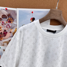 🆕LOUIS VUITTON26秋冬萤火虫磷光老花T恤,秋冬秀场限定光影主题单品,低调玩家专属氛围感短袖 🆕LOUIS VUITTON26秋冬萤火虫磷光老花T恤,秋冬秀场限定光影主题单品,低调玩家专属氛围感短袖