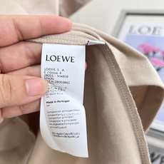 🆕LOEWE新款Anagram刺绣口袋圆领短袖T恤采用97%精梳棉搭配3%氨纶的高弹平纹针织汗布,坯布经 🆕LOEWE新款Anagram刺绣口袋圆领短袖T恤采用97%精梳棉搭配3%氨纶的高弹平纹针织汗布,坯布经