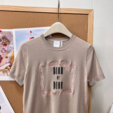 🆕26早秋Dior新款针织短袖上新✨DIOR BY DIOR标志性蝴蝶结框重工刺绣,立体饱满走线细腻,一 🆕26早秋Dior新款针织短袖上新✨DIOR BY DIOR标志性蝴蝶结框重工刺绣,立体饱满走线细腻,一