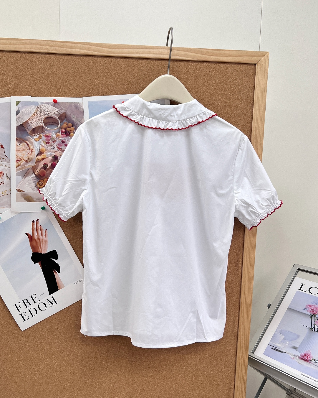 🆕MIUMIU 少女风娃娃领荷叶边短袖衬衫永远心动的法式甜美元素～白色主色+红色荷叶边，娃娃领设计甜美俏