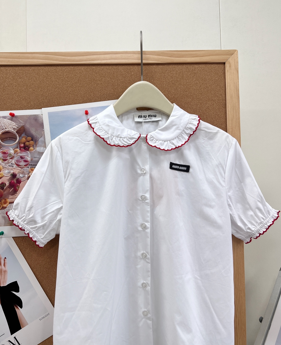 🆕MIUMIU 少女风娃娃领荷叶边短袖衬衫永远心动的法式甜美元素～白色主色+红色荷叶边，娃娃领设计甜美俏