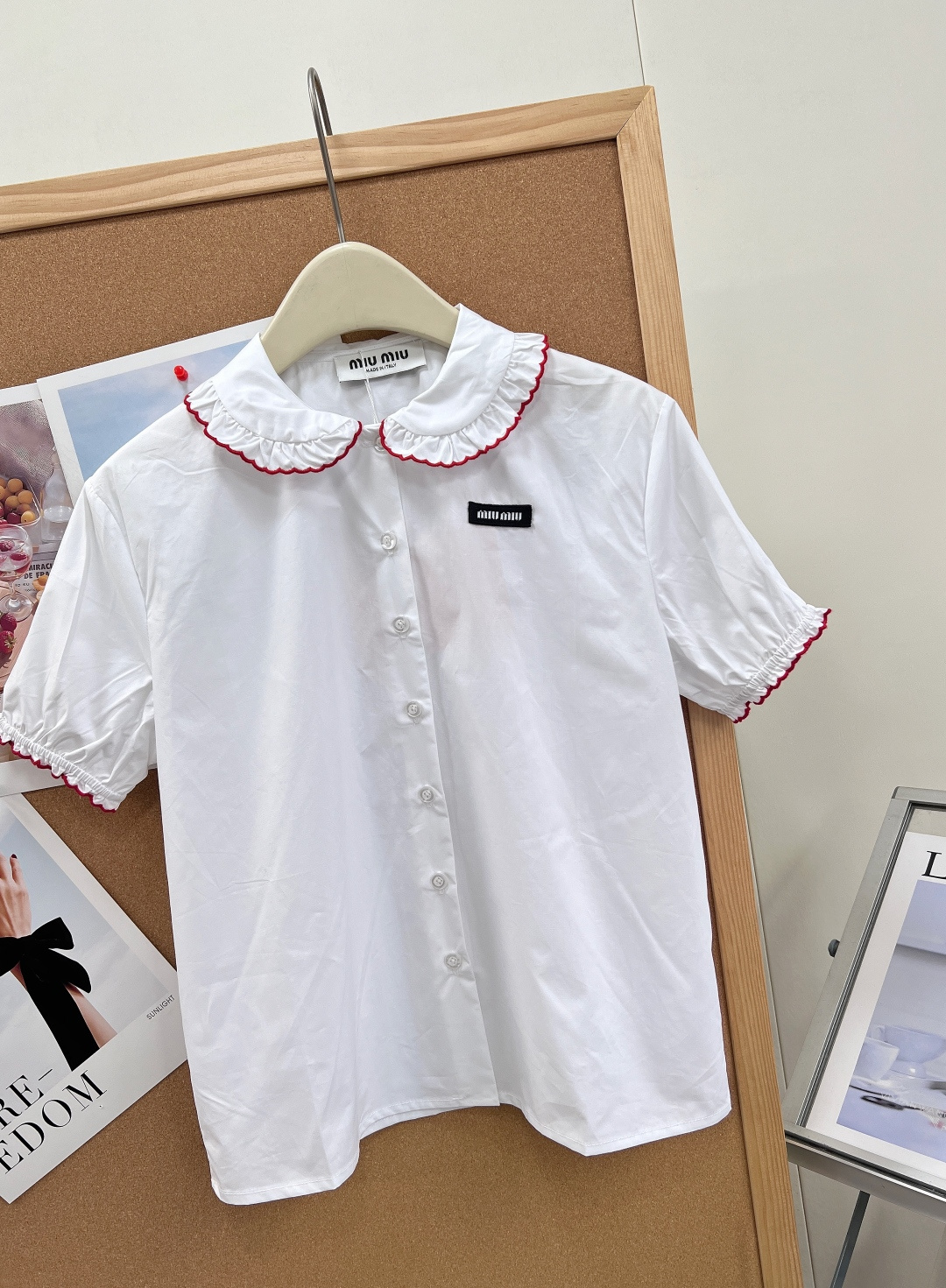 🆕MIUMIU 少女风娃娃领荷叶边短袖衬衫永远心动的法式甜美元素～白色主色+红色荷叶边，娃娃领设计甜美俏