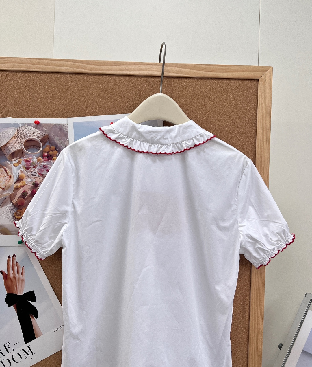🆕MIUMIU 少女风娃娃领荷叶边短袖衬衫永远心动的法式甜美元素～白色主色+红色荷叶边，娃娃领设计甜美俏
