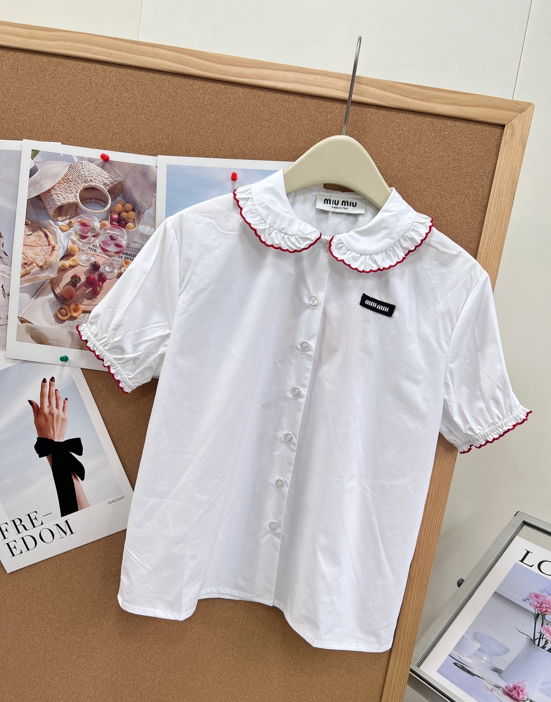 🆕MIUMIU 少女风娃娃领荷叶边短袖衬衫永远心动的法式甜美元素～白色主色+红色荷叶边，娃娃领设计甜美俏