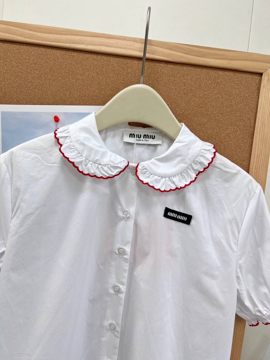 🆕MIUMIU 少女风娃娃领荷叶边短袖衬衫永远心动的法式甜美元素～白色主色+红色荷叶边，娃娃领设计甜美俏