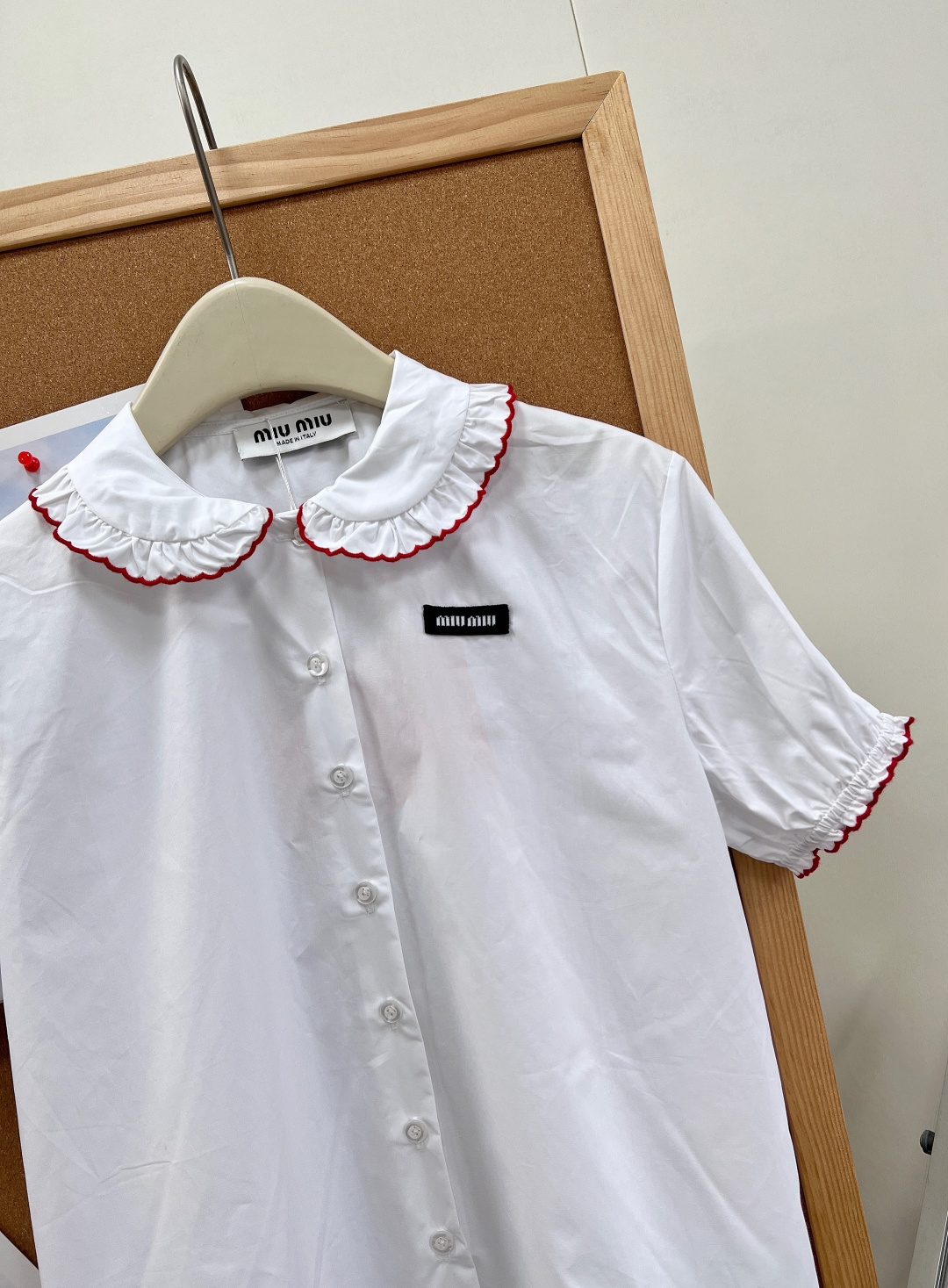 🆕MIUMIU 少女风娃娃领荷叶边短袖衬衫永远心动的法式甜美元素～白色主色+红色荷叶边，娃娃领设计甜美俏
