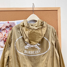 🆕 BURBERRY 新款战马连帽防晒外套,尼龙面料制成,设计有可调式抽绳连帽以及双拉链设计!后背骑士战 🆕 BURBERRY 新款战马连帽防晒外套,尼龙面料制成,设计有可调式抽绳连帽以及双拉链设计!后背骑士战