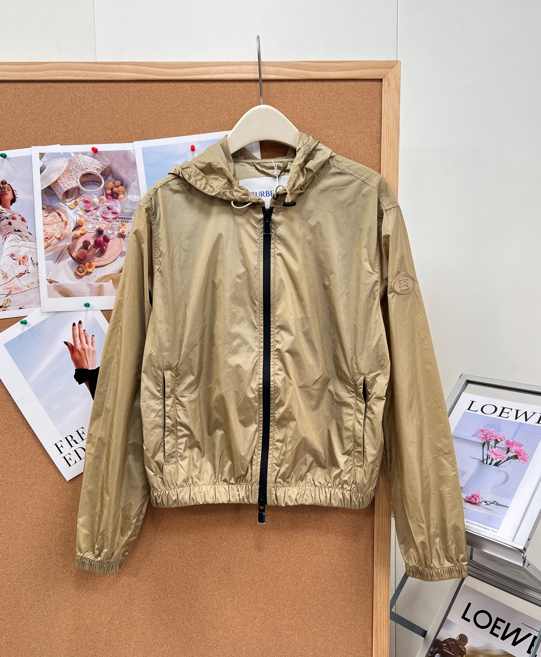 NO:923327,BURBERRY's new war horse hooded sun protection jacket, made of nylon fabric, designed with an adjustable drawstring hood and a double zipper design!  The knight's war horse is printed on the back. The iconic war horse embroidery brings out the cropped silhouette, and the hooded design combines sun protection and street attitude. The lightweight technical fabric resists ultraviolet rays and is selected in two colors to unlock the multi-faceted summer style. It perfectly demonstrates the presence of the BUR brand and is highly recognizable with the classic regular fit. The dropped shoulder hood design is handsome and fashionable in an unconventional version. The original molded custom-made sealant zipper hardware accessories  , the logo patch of the knight’s horse on the sleeves. The imported fabric has a light and delicate texture, and the casual version is versatile and makes the upper body look thinner and taller!  The short cut has elongated proportions, and shimmering quilting craftsmanship outlines the three-dimensional silhouette. Seamless switching for outdoor commuting, and the war horse badge hides British origin. All three standards are complete!  Big shipment, size sml code,,burberry,jackets & coats,hats,19860909BURBERRY 新款战马连帽防晒外套,尼龙面料制成,设计有可调式抽绳连帽以及双拉链设计！后背骑士战马印花. 标志性战马刺绣跃然短裁廓形,连帽设计兼具防晒与街头态度.轻量科技面料抵御紫外线,两色甄选,解锁夏日多面型格. 完美的彰显了BUR品牌的存在感,极具辨识度搭配经典的常规版型落设 落肩连帽设计 不挑人版型帅气又时髦,原版开模定制密胶拉链五金配件 ,袖子骑士战马的徽标贴片.进口面料质感轻盈细腻,休闲版型百搭上身显瘦又高挑！ 短款剪裁拉长比例,微光绗缝工艺勾勒立体轮廓.户外通勤无缝切换,战马徽章暗藏英伦血统. 三标齐全！大货出 尺码sml 编码,,burberry,jackets & coats,hats,,Women's clothing