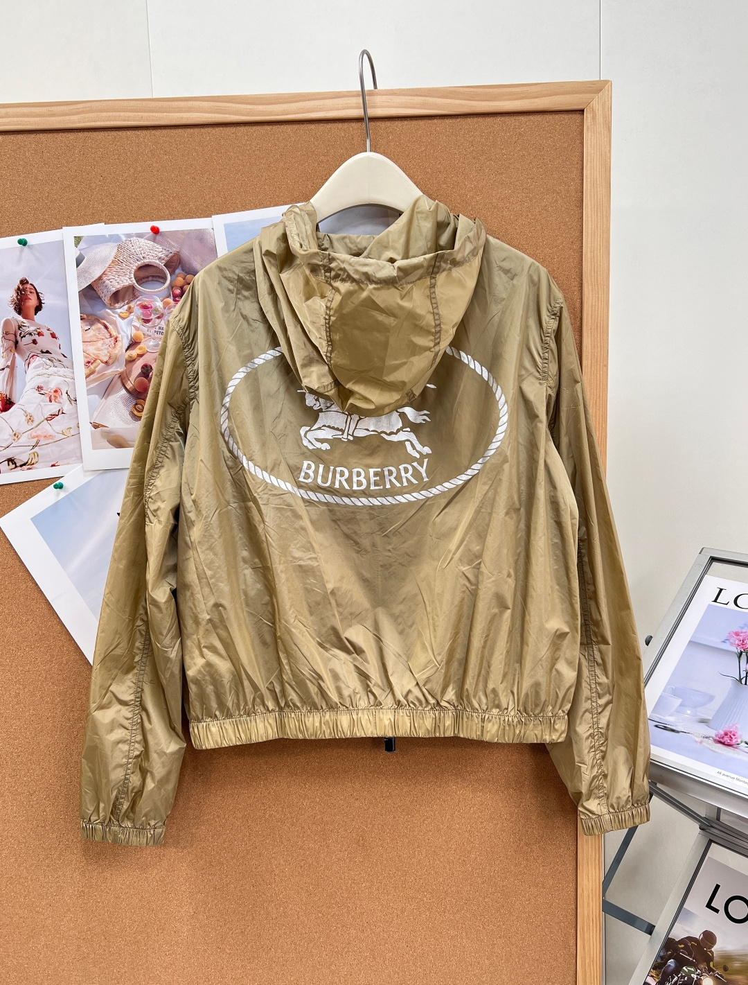 🆕 BURBERRY 新款战马连帽防晒外套,尼龙面料制成,设计有可调式抽绳连帽以及双拉链设计!后背骑士战 🆕 BURBERRY 新款战马连帽防晒外套,尼龙面料制成,设计有可调式抽绳连帽以及双拉链设计!后背骑士战