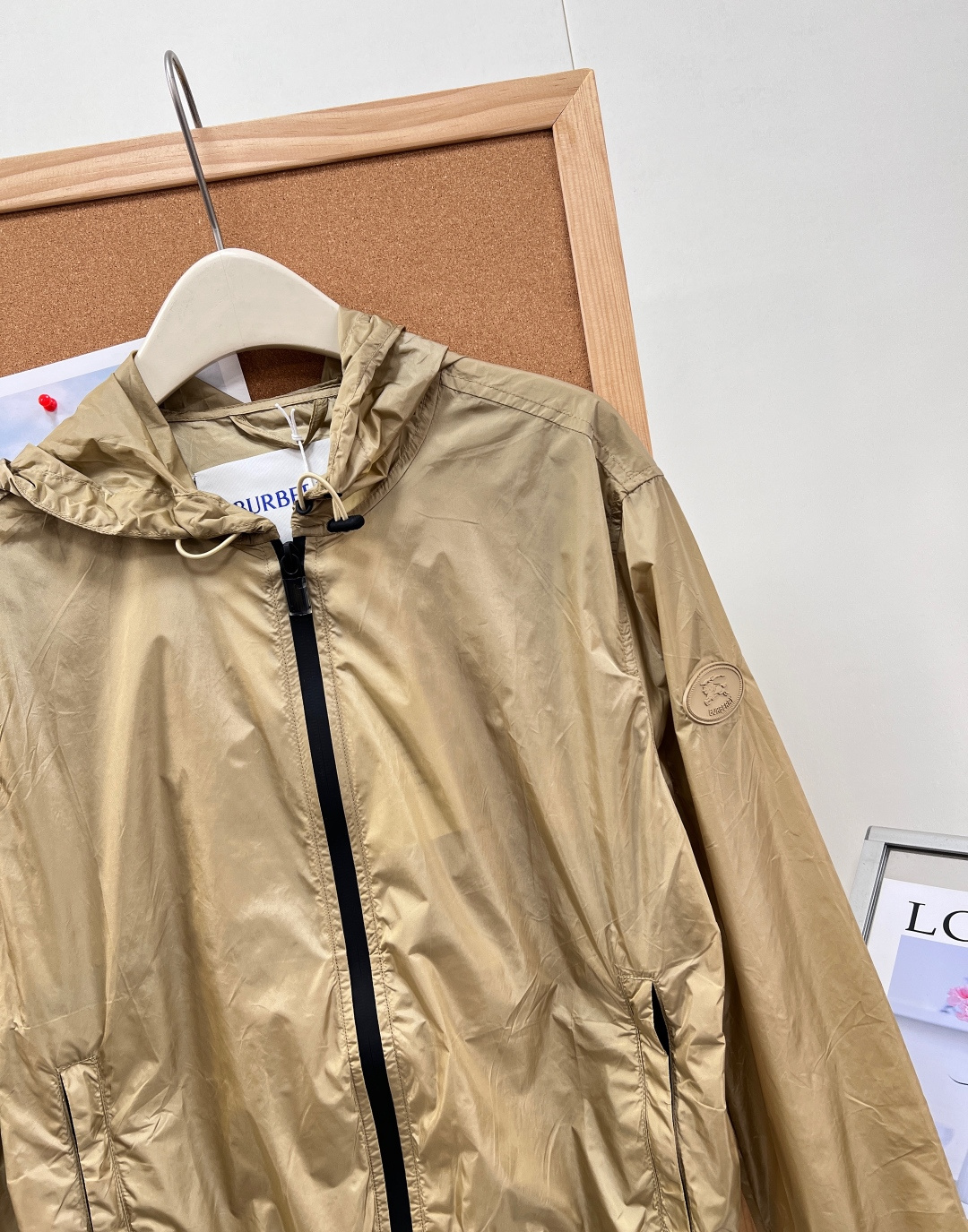 🆕 BURBERRY 新款战马连帽防晒外套,尼龙面料制成,设计有可调式抽绳连帽以及双拉链设计!后背骑士战 🆕 BURBERRY 新款战马连帽防晒外套,尼龙面料制成,设计有可调式抽绳连帽以及双拉链设计!后背骑士战
