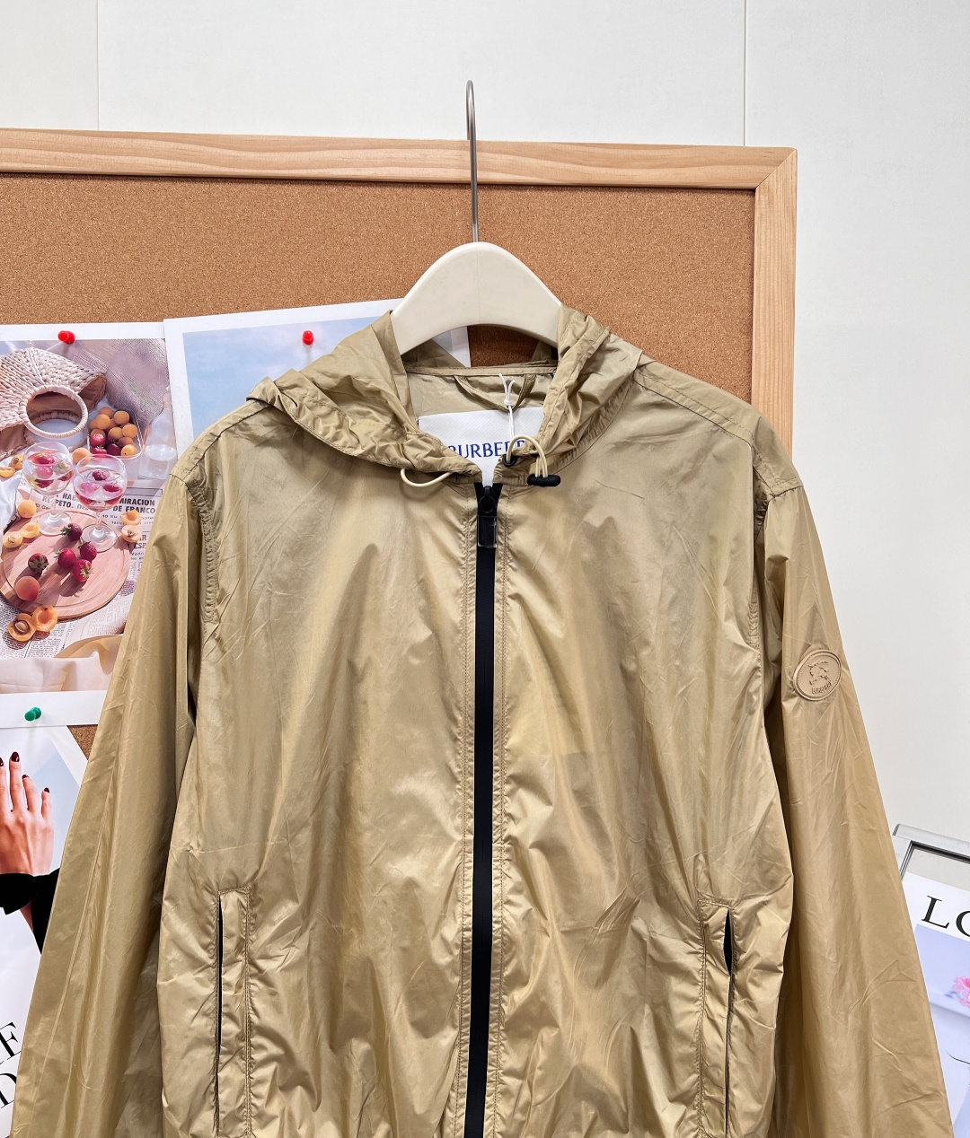🆕 BURBERRY 新款战马连帽防晒外套,尼龙面料制成,设计有可调式抽绳连帽以及双拉链设计!后背骑士战 🆕 BURBERRY 新款战马连帽防晒外套,尼龙面料制成,设计有可调式抽绳连帽以及双拉链设计!后背骑士战