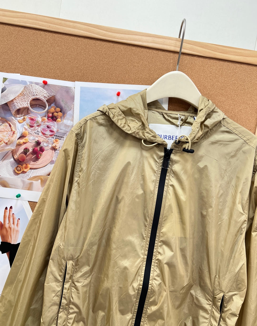 🆕 BURBERRY 新款战马连帽防晒外套,尼龙面料制成,设计有可调式抽绳连帽以及双拉链设计!后背骑士战 🆕 BURBERRY 新款战马连帽防晒外套,尼龙面料制成,设计有可调式抽绳连帽以及双拉链设计!后背骑士战
