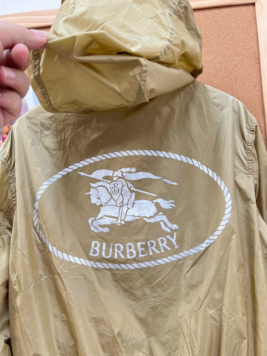 🆕 BURBERRY 新款战马连帽防晒外套,尼龙面料制成,设计有可调式抽绳连帽以及双拉链设计!后背骑士战 🆕 BURBERRY 新款战马连帽防晒外套,尼龙面料制成,设计有可调式抽绳连帽以及双拉链设计!后背骑士战