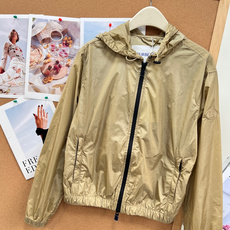 🆕 BURBERRY 新款战马连帽防晒外套,尼龙面料制成,设计有可调式抽绳连帽以及双拉链设计!后背骑士战 🆕 BURBERRY 新款战马连帽防晒外套,尼龙面料制成,设计有可调式抽绳连帽以及双拉链设计!后背骑士战