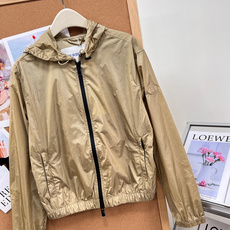 🆕 BURBERRY 新款战马连帽防晒外套,尼龙面料制成,设计有可调式抽绳连帽以及双拉链设计!后背骑士战 🆕 BURBERRY 新款战马连帽防晒外套,尼龙面料制成,设计有可调式抽绳连帽以及双拉链设计!后背骑士战