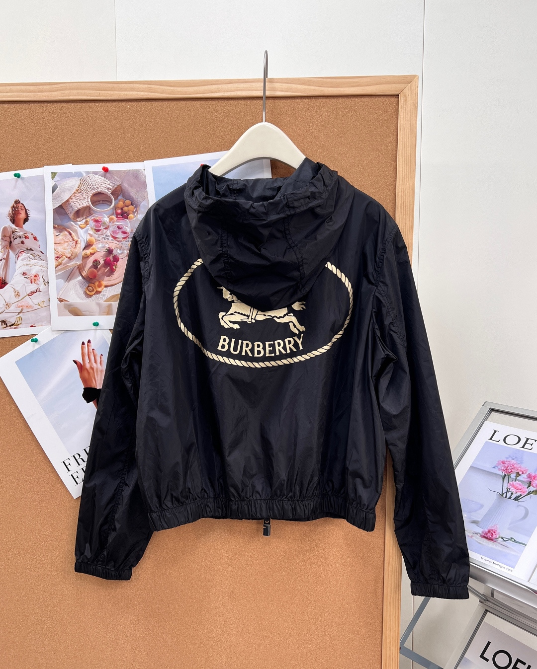 🆕 BURBERRY 新款战马连帽防晒外套，尼龙面料制成，设计有可调式抽绳连帽以及双拉链设计！后背骑士战