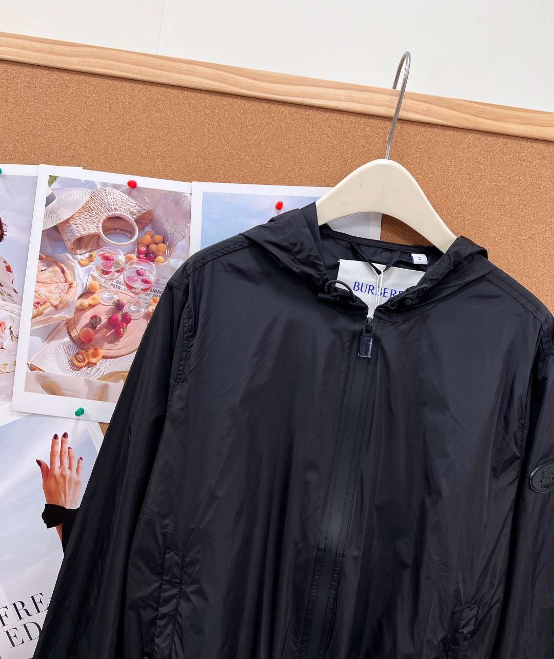 🆕 BURBERRY 新款战马连帽防晒外套，尼龙面料制成，设计有可调式抽绳连帽以及双拉链设计！后背骑士战