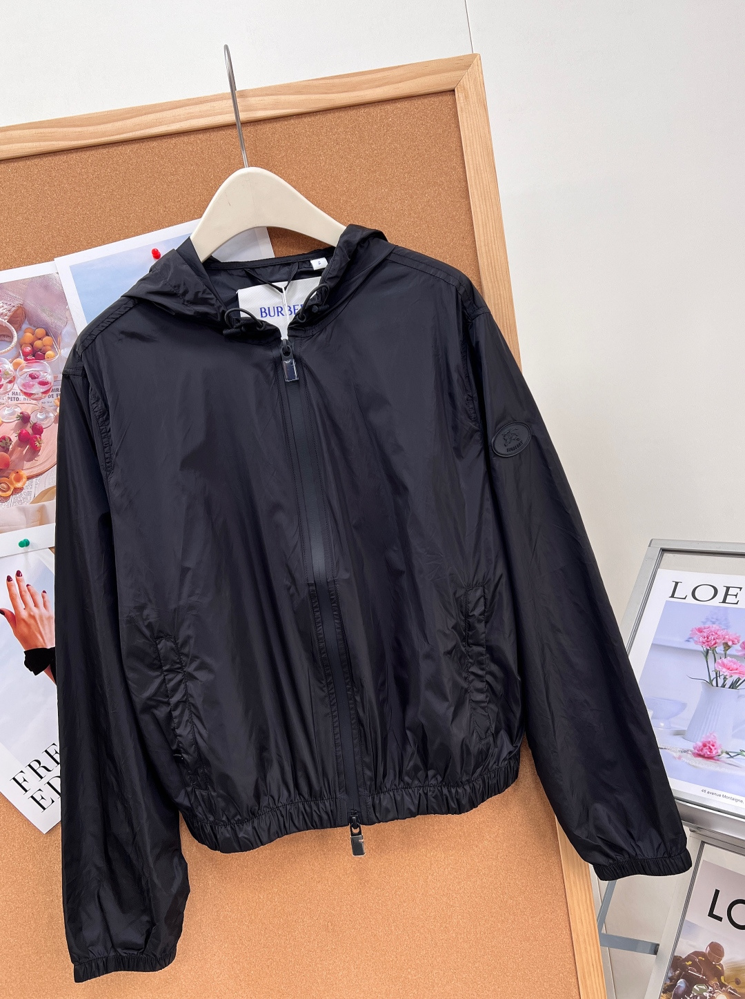 🆕 BURBERRY 新款战马连帽防晒外套，尼龙面料制成，设计有可调式抽绳连帽以及双拉链设计！后背骑士战