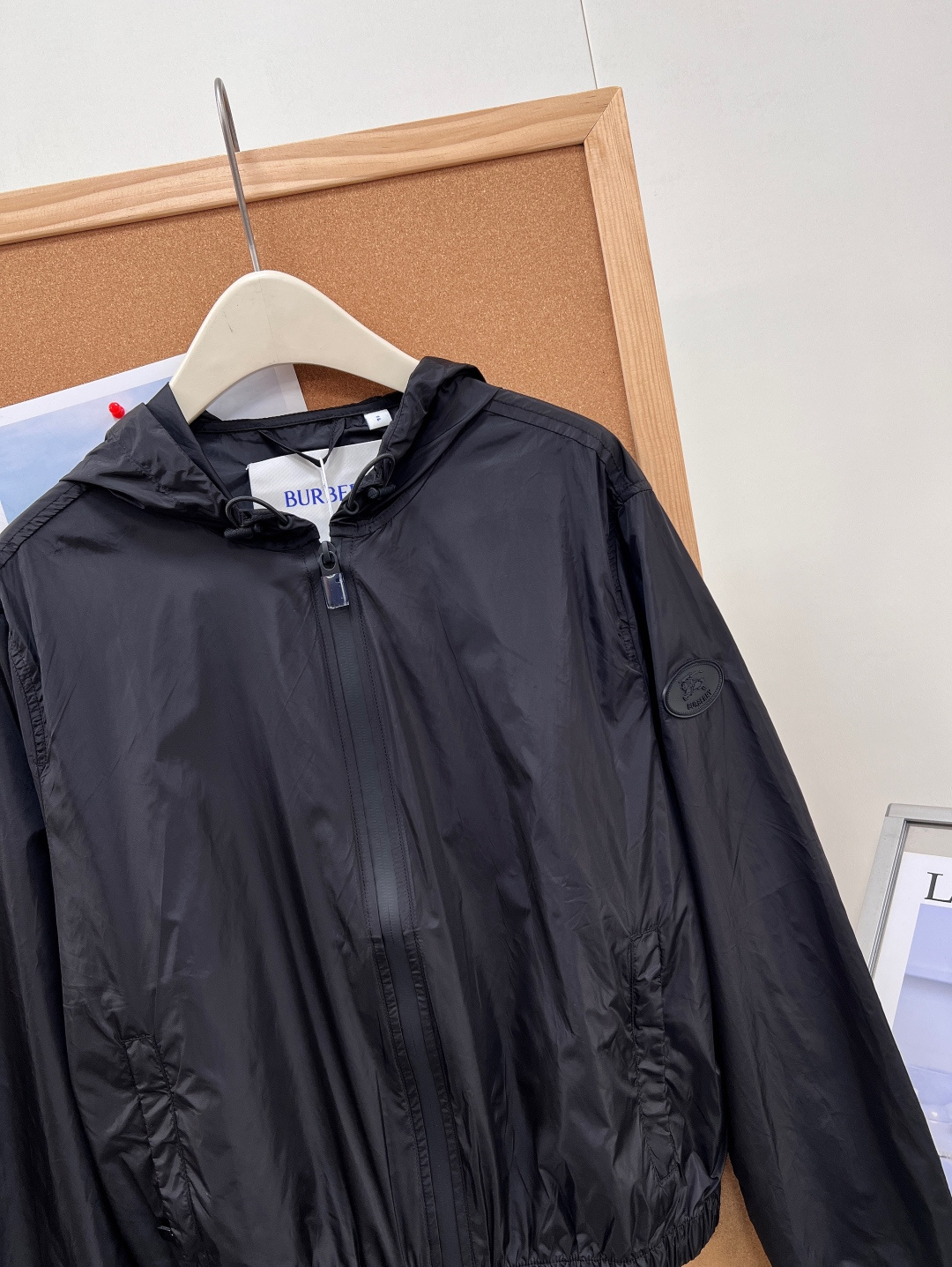 🆕 BURBERRY 新款战马连帽防晒外套，尼龙面料制成，设计有可调式抽绳连帽以及双拉链设计！后背骑士战