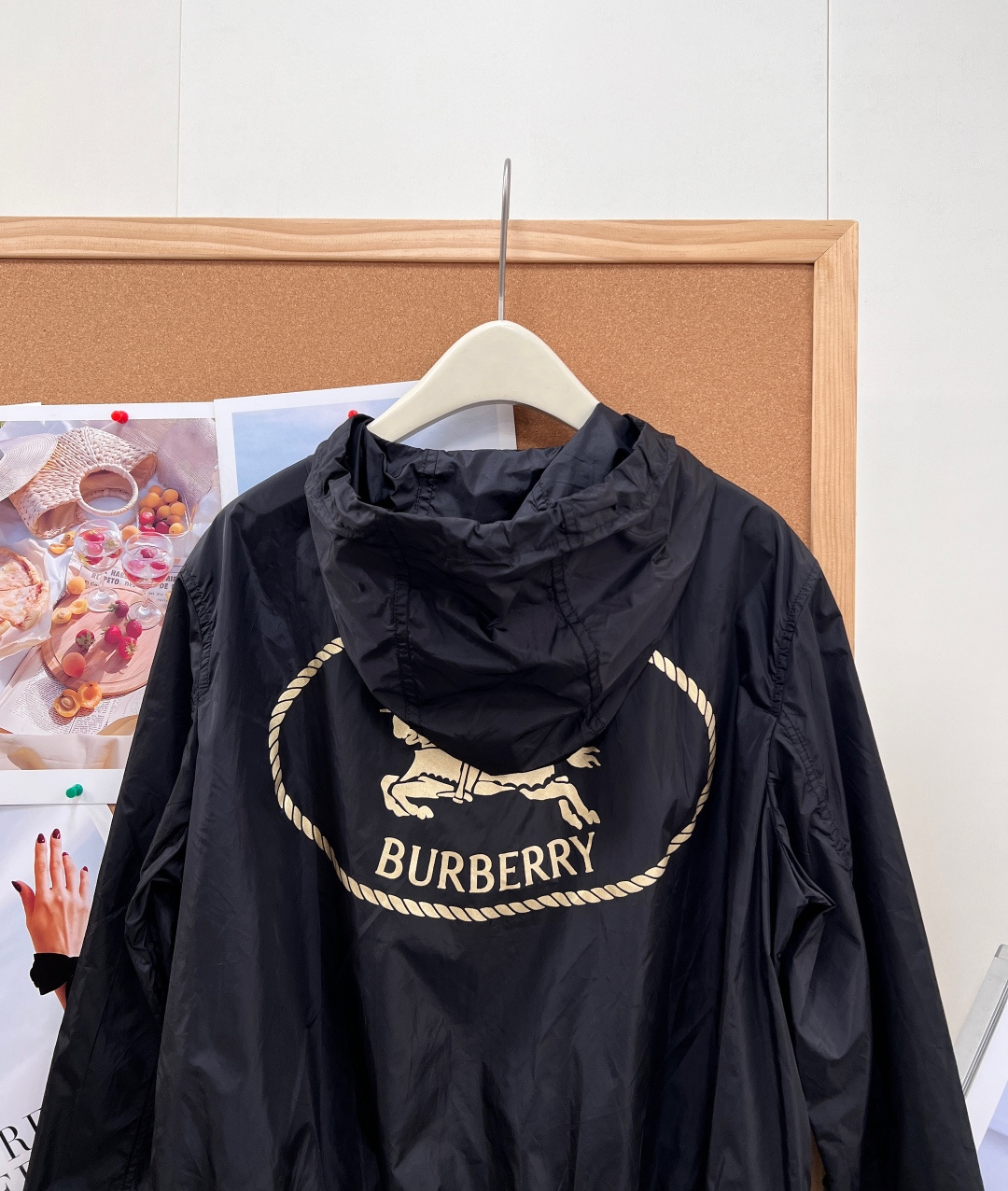 🆕 BURBERRY 新款战马连帽防晒外套，尼龙面料制成，设计有可调式抽绳连帽以及双拉链设计！后背骑士战