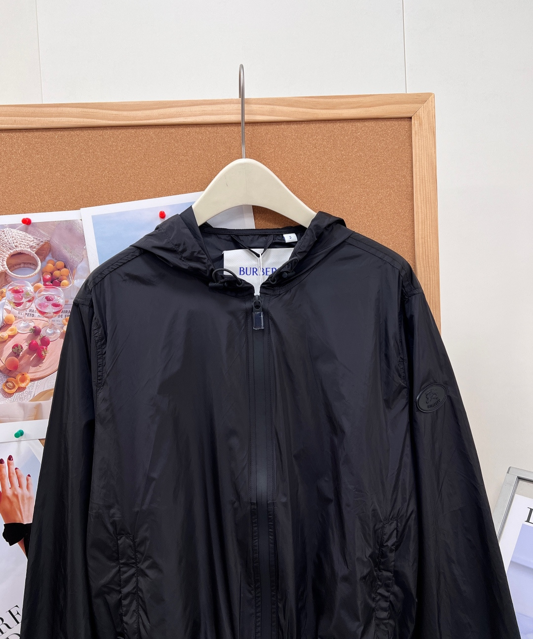 🆕 BURBERRY 新款战马连帽防晒外套，尼龙面料制成，设计有可调式抽绳连帽以及双拉链设计！后背骑士战