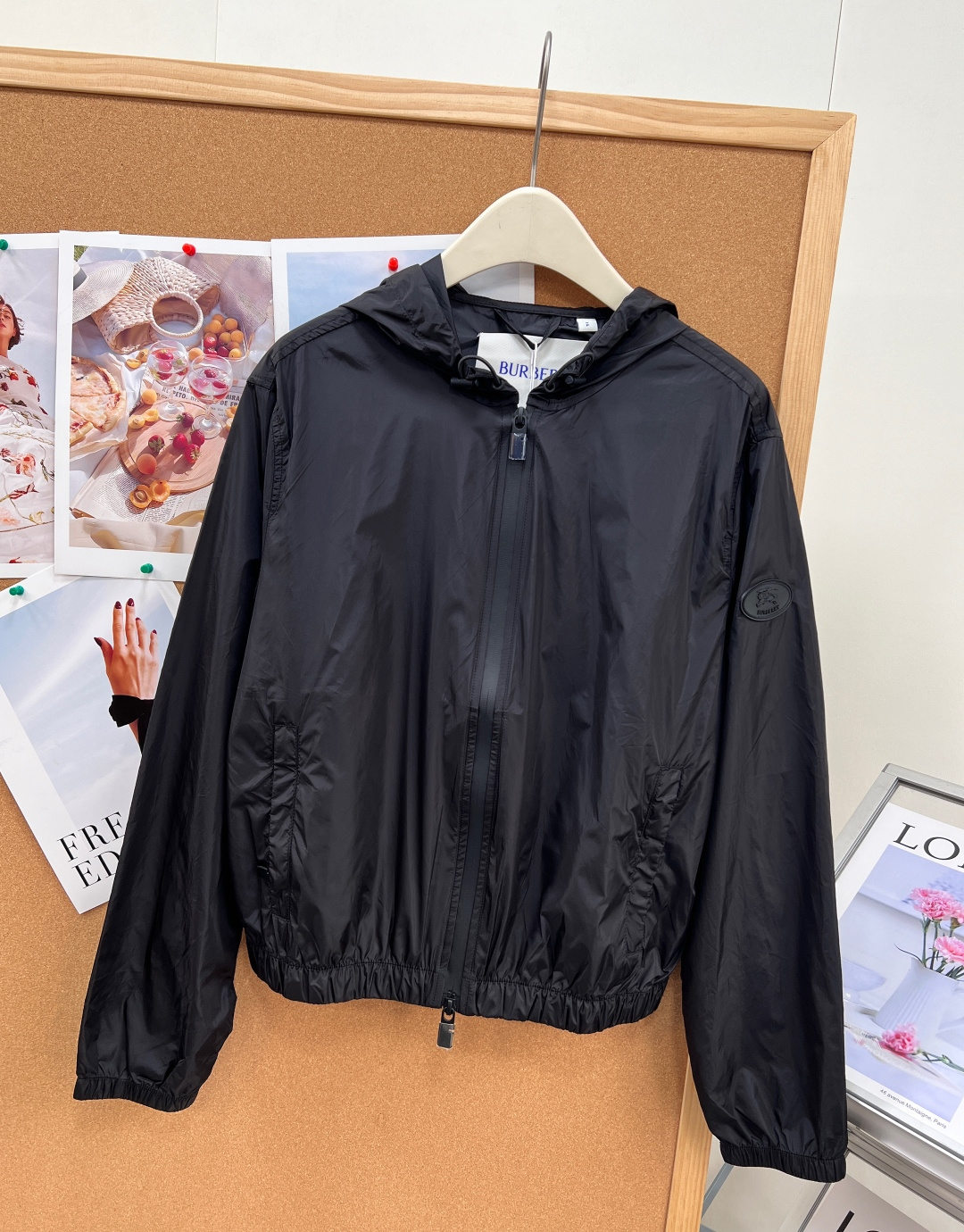 🆕 BURBERRY 新款战马连帽防晒外套，尼龙面料制成，设计有可调式抽绳连帽以及双拉链设计！后背骑士战