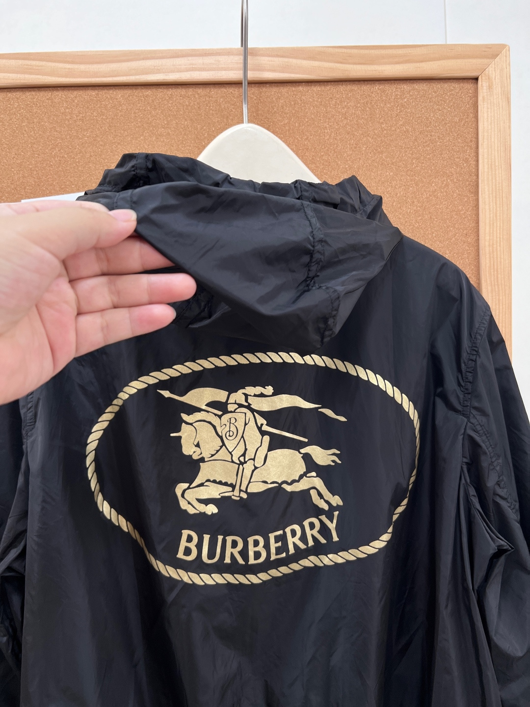 🆕 BURBERRY 新款战马连帽防晒外套，尼龙面料制成，设计有可调式抽绳连帽以及双拉链设计！后背骑士战